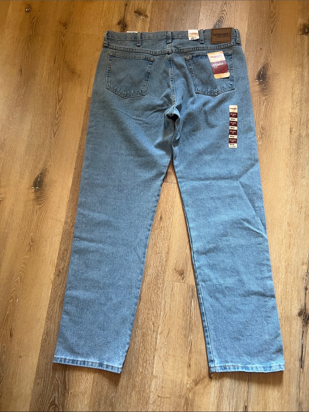 NWT Wrangler Rugged Wear Men's Relaxed Fit Jeans in Faded Blue 38x34